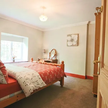 Idyllic Vine Farmhouse Bristol